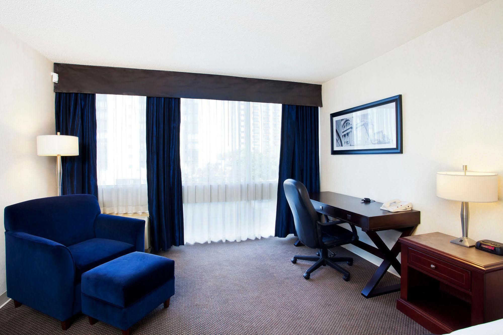 Sandman Hotel Montreal - לונגאיל מראה חיצוני תמונה